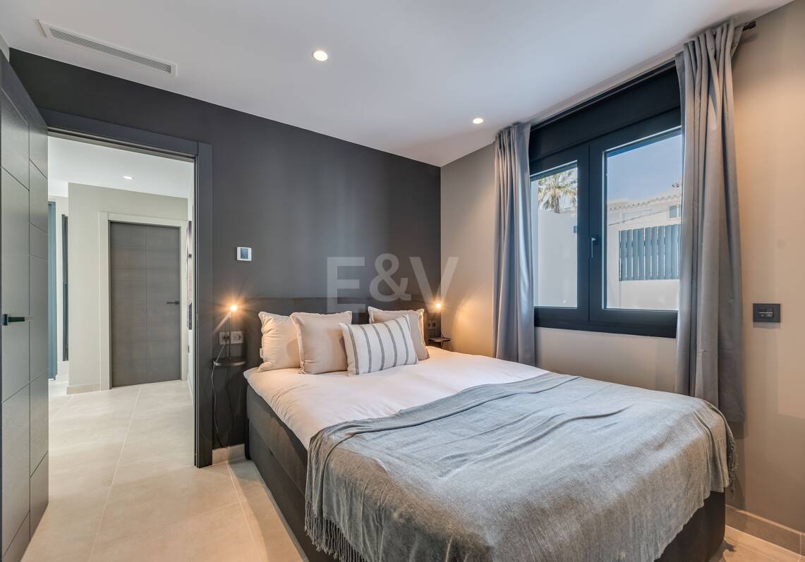 Exquisite moderne Villa in Marbesa - nur einen Steinwurf vom Strand entfernt