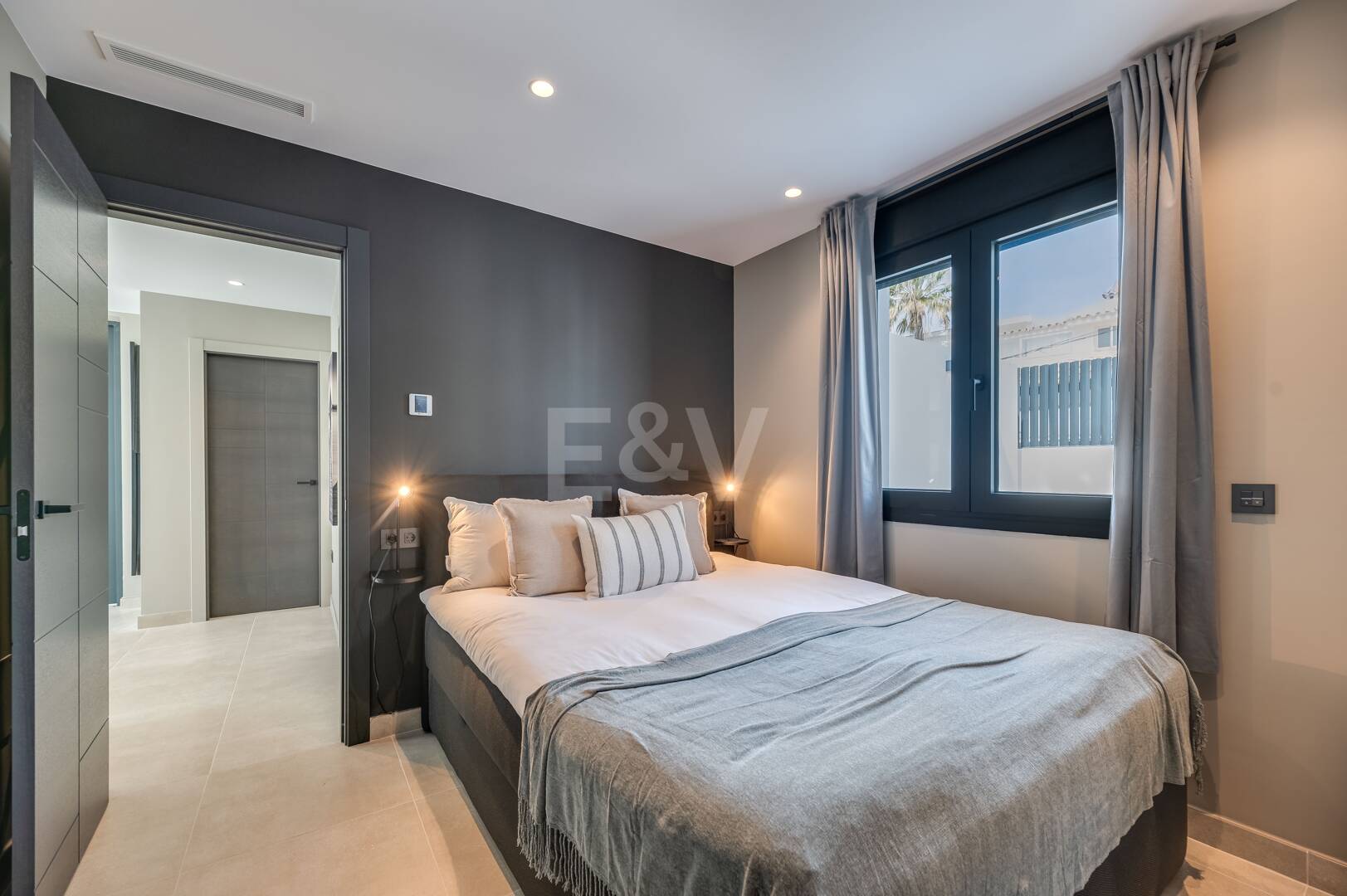 Nowoczesna willa w Marbesa - rzut kamieniami z plaży