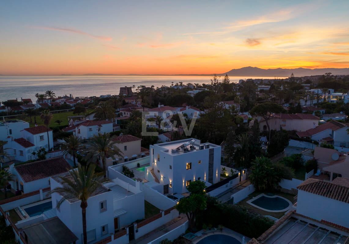 Exquisite moderne Villa in Marbesa - nur einen Steinwurf vom Strand entfernt
