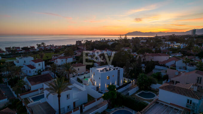 Exquisite moderne Villa in Marbesa - nur einen Steinwurf vom Strand entfernt