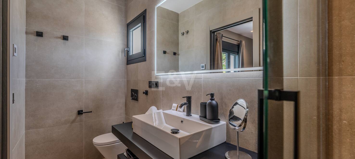 Utsökt modern villa i Marbesa - en stenkast från stranden
