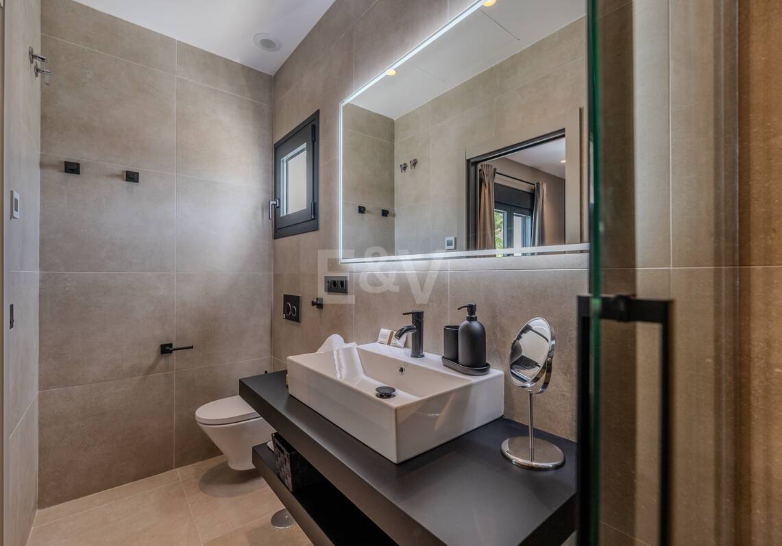 Exquisite moderne Villa in Marbesa - nur einen Steinwurf vom Strand entfernt