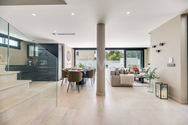 Utsökt modern villa i Marbesa - en stenkast från stranden