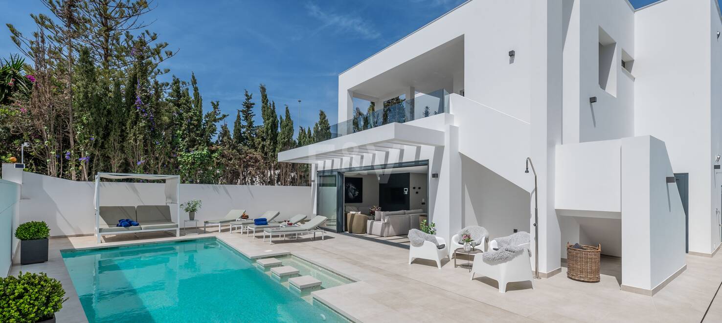 Utsökt modern villa i Marbesa - en stenkast från stranden