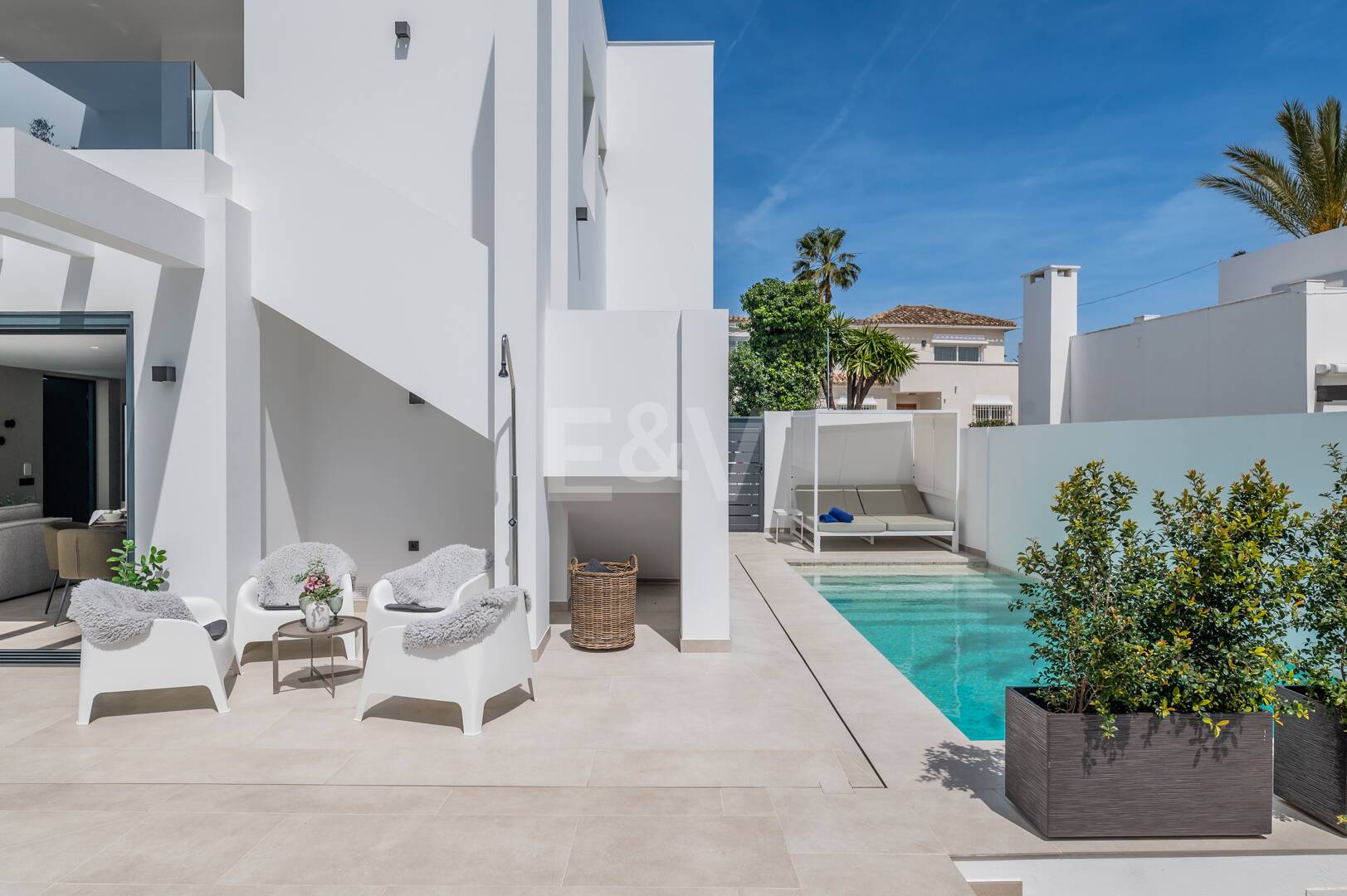 Utsökt modern villa i Marbesa - en stenkast från stranden