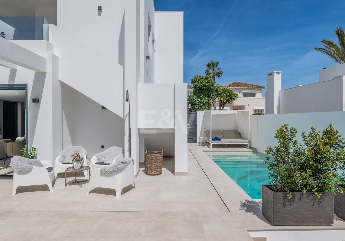 Exquisite moderne Villa in Marbesa - nur einen Steinwurf vom Strand entfernt