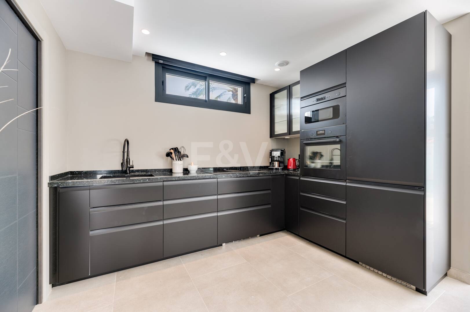 Utsökt modern villa i Marbesa - en stenkast från stranden