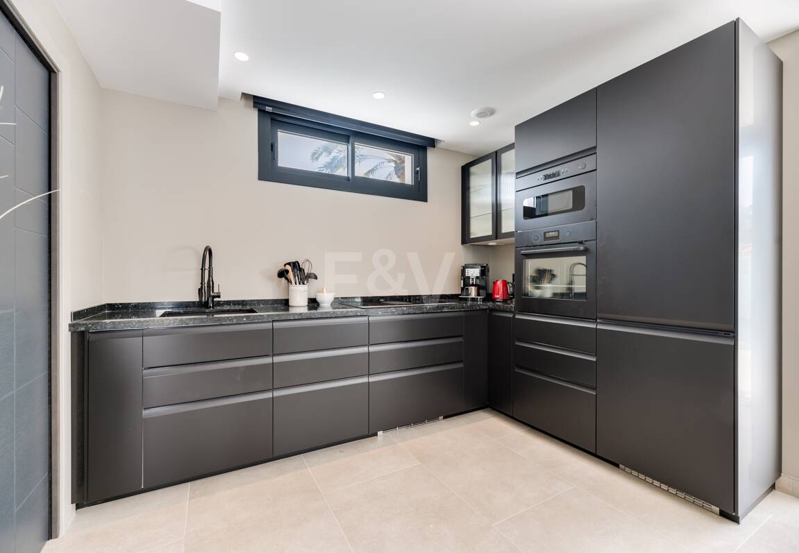 Utsökt modern villa i Marbesa - en stenkast från stranden