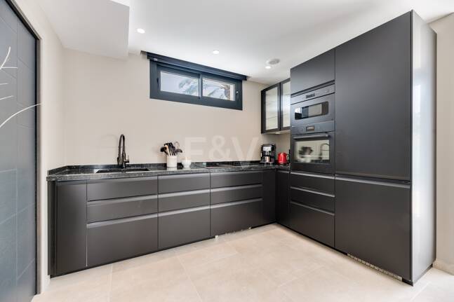 Utsökt modern villa i Marbesa - en stenkast från stranden