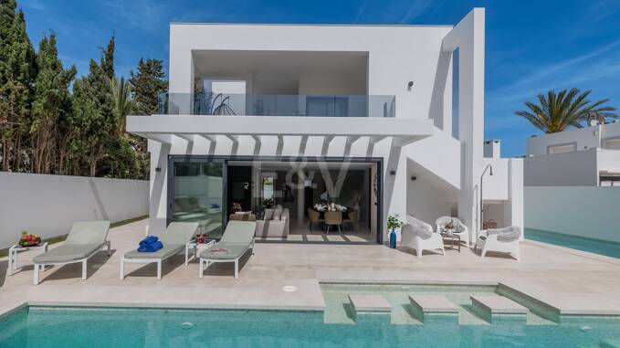Exquisite moderne Villa in Marbesa - nur einen Steinwurf vom Strand entfernt