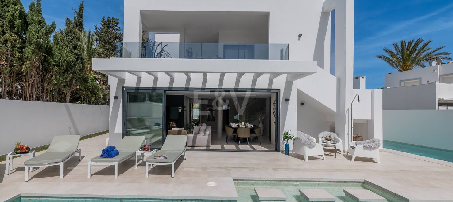 Utsökt modern villa i Marbesa - en stenkast från stranden
