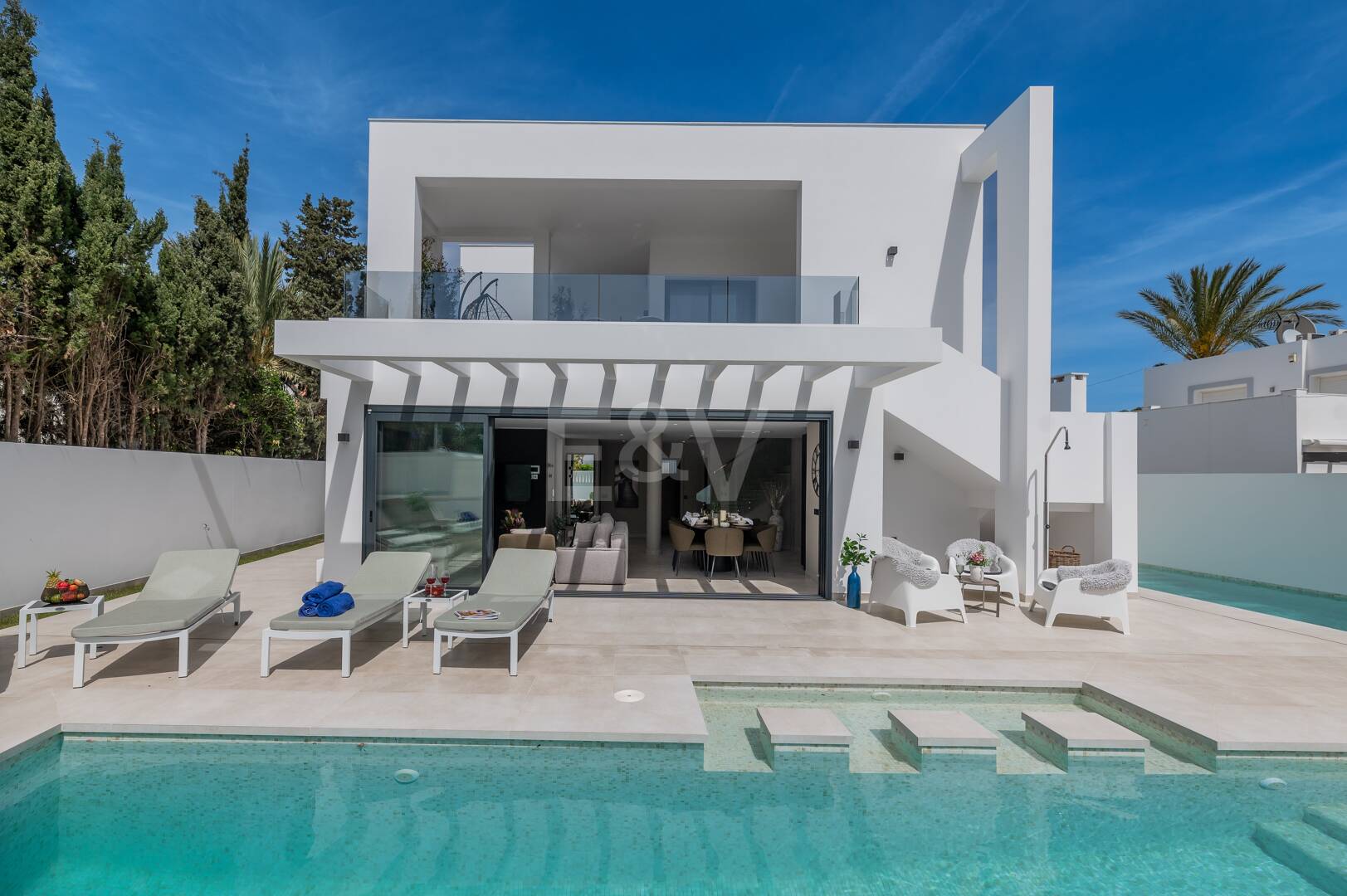 Utsökt modern villa i Marbesa - en stenkast från stranden