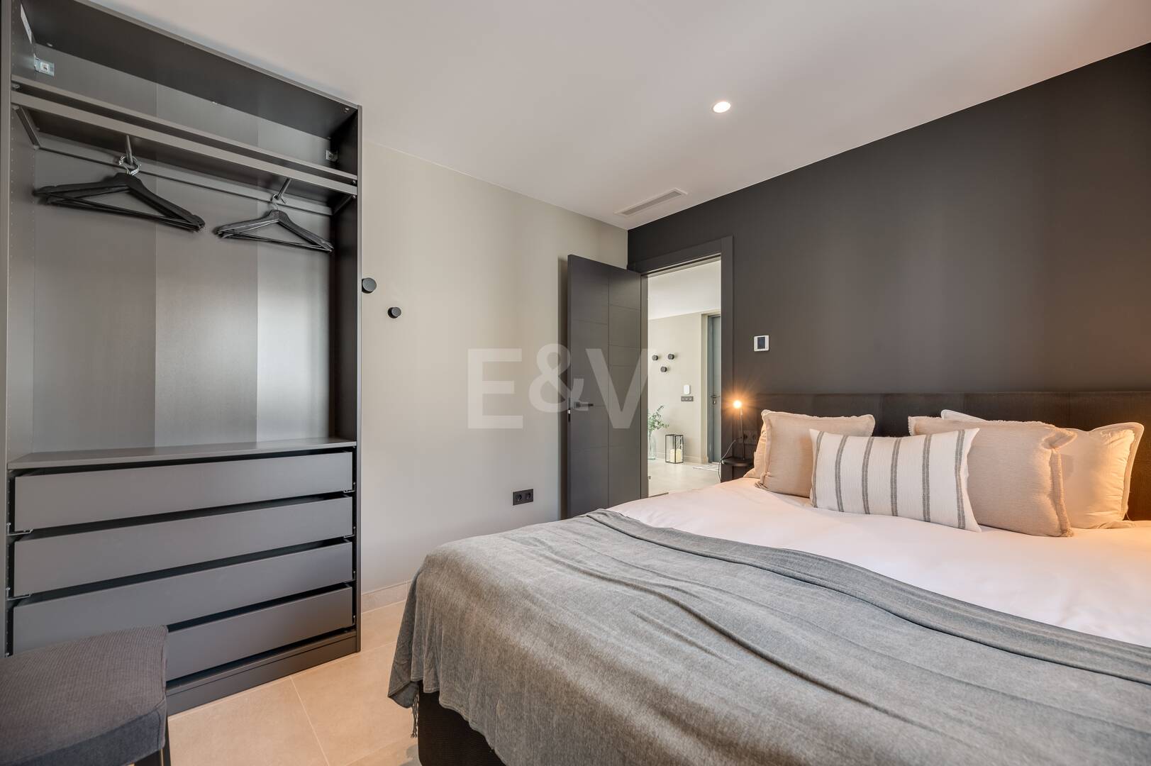 Nowoczesna willa w Marbesa - rzut kamieniami z plaży