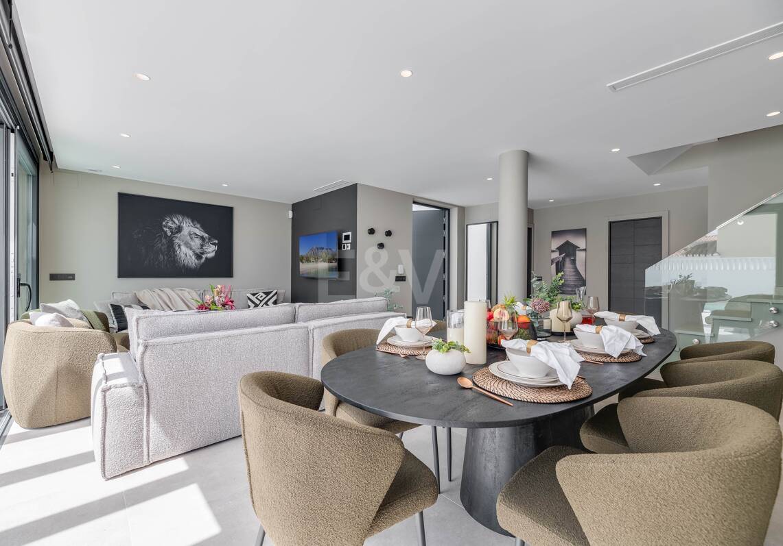 Exquisite moderne Villa in Marbesa - nur einen Steinwurf vom Strand entfernt