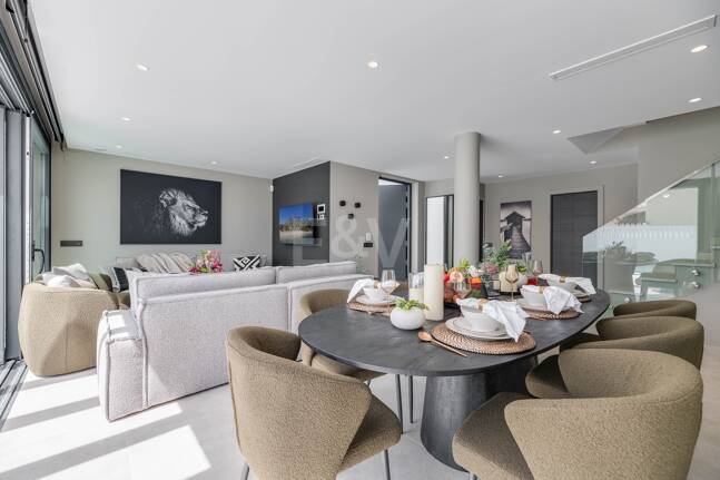 Utsökt modern villa i Marbesa - en stenkast från stranden