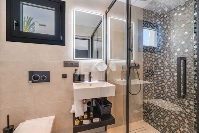 Utsökt modern villa i Marbesa - en stenkast från stranden