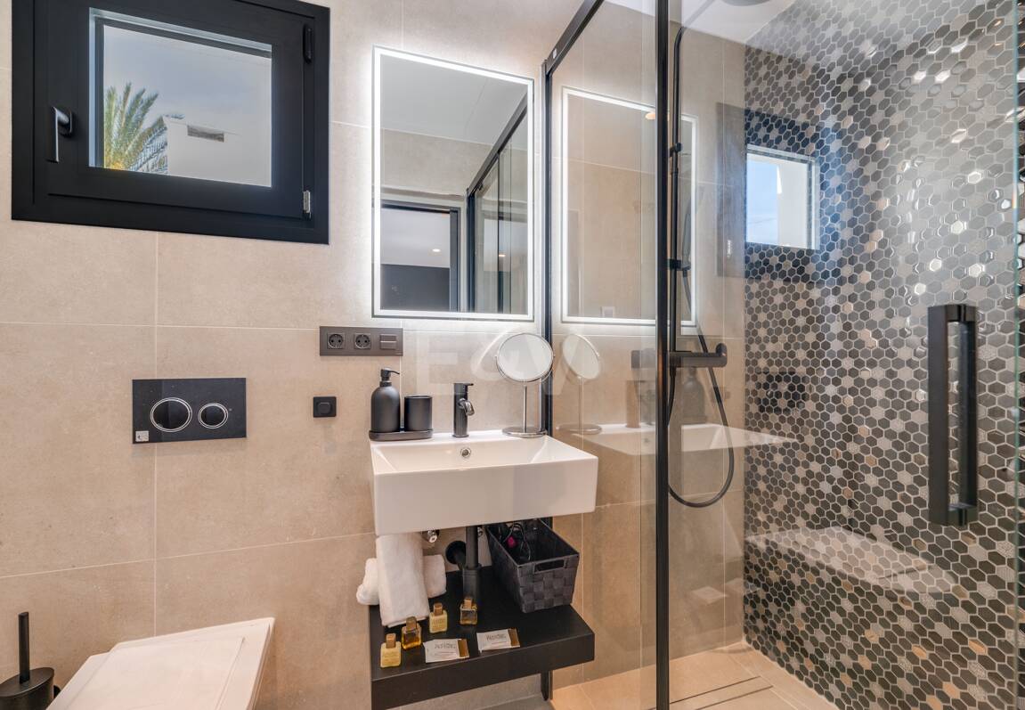 Utsökt modern villa i Marbesa - en stenkast från stranden