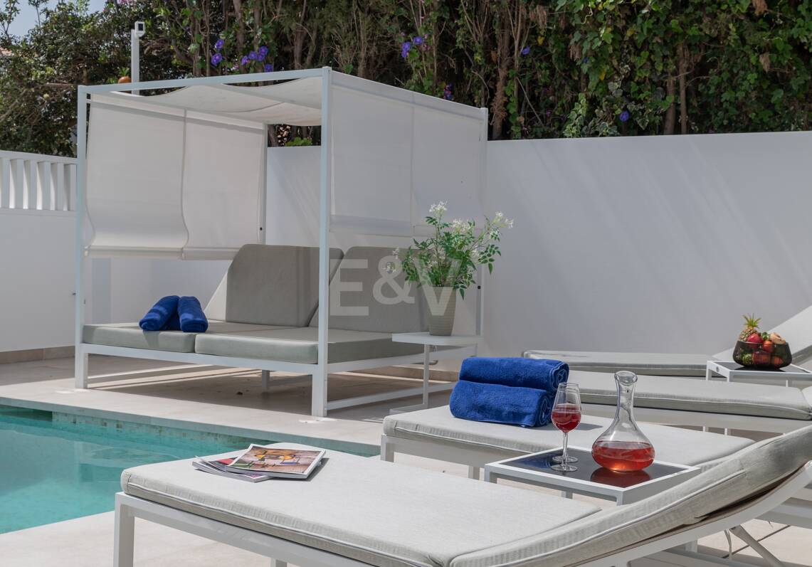 Exquisite moderne Villa in Marbesa - nur einen Steinwurf vom Strand entfernt