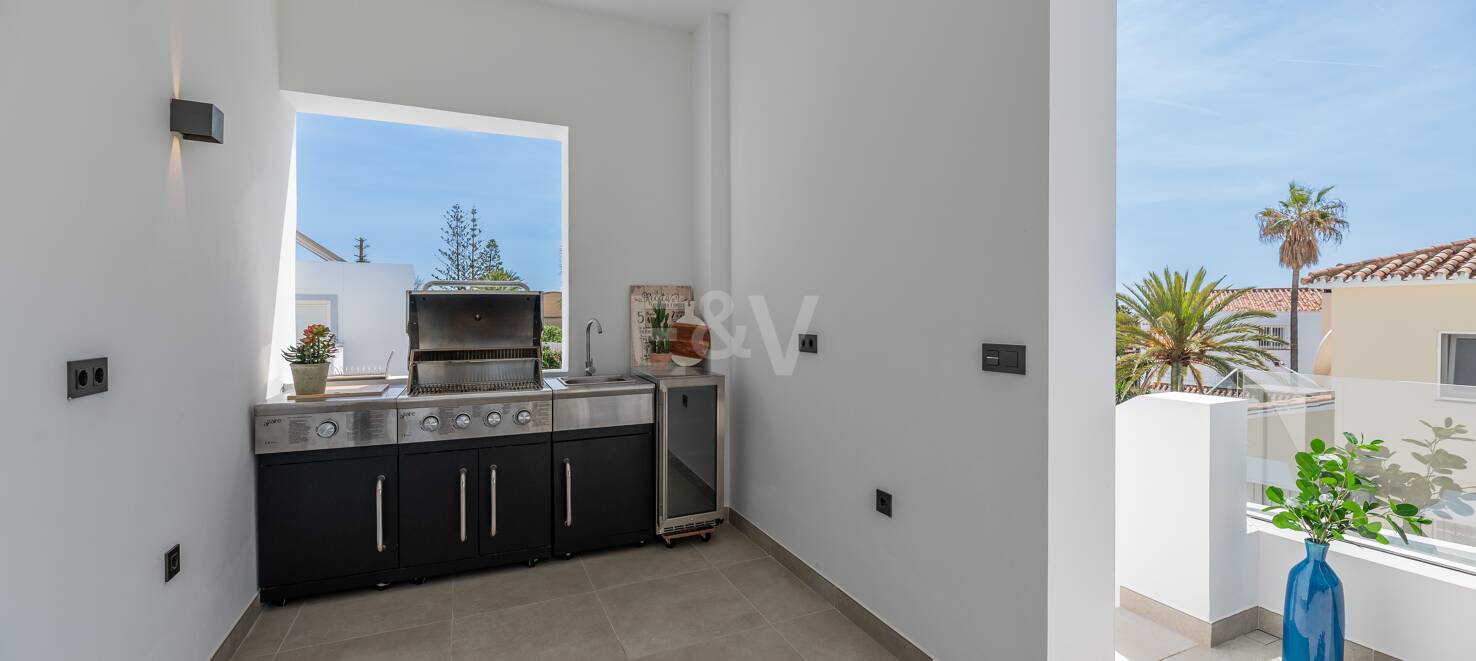 Utsökt modern villa i Marbesa - en stenkast från stranden
