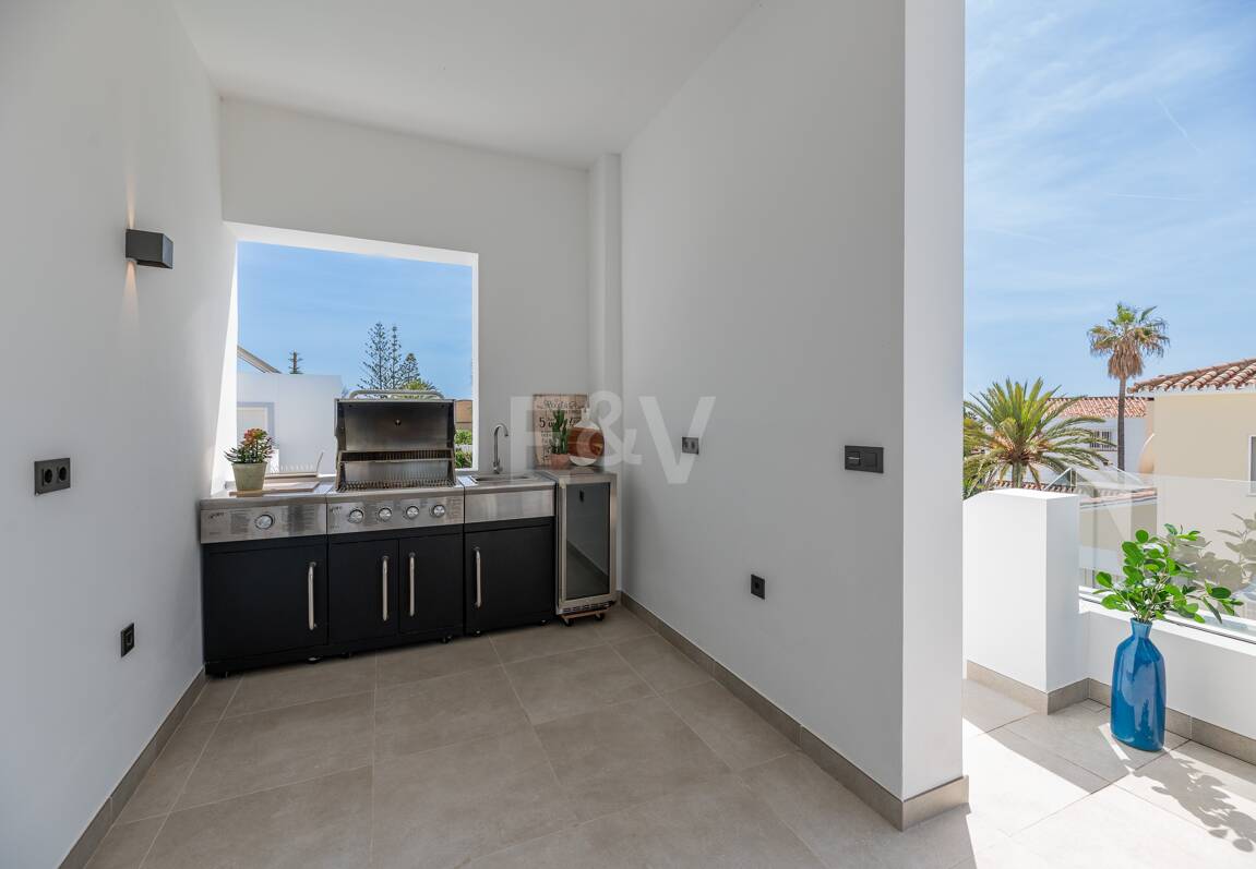 Utsökt modern villa i Marbesa - en stenkast från stranden