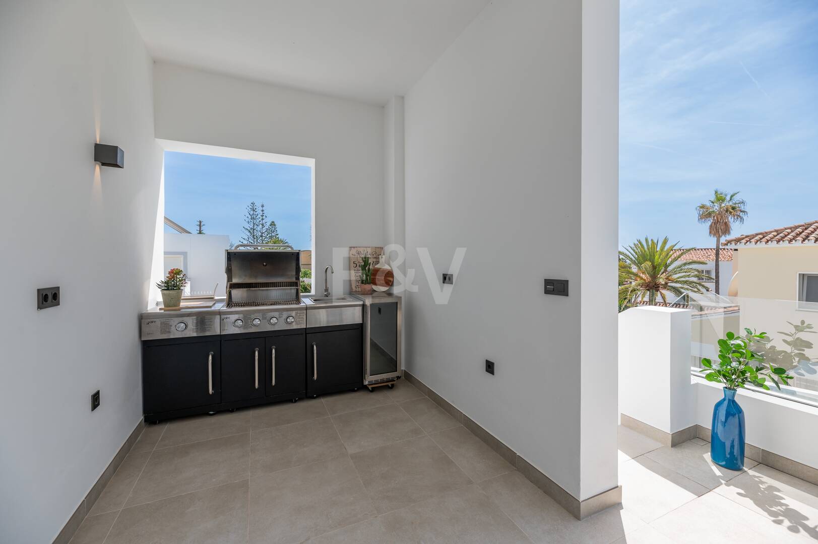 Utsökt modern villa i Marbesa - en stenkast från stranden