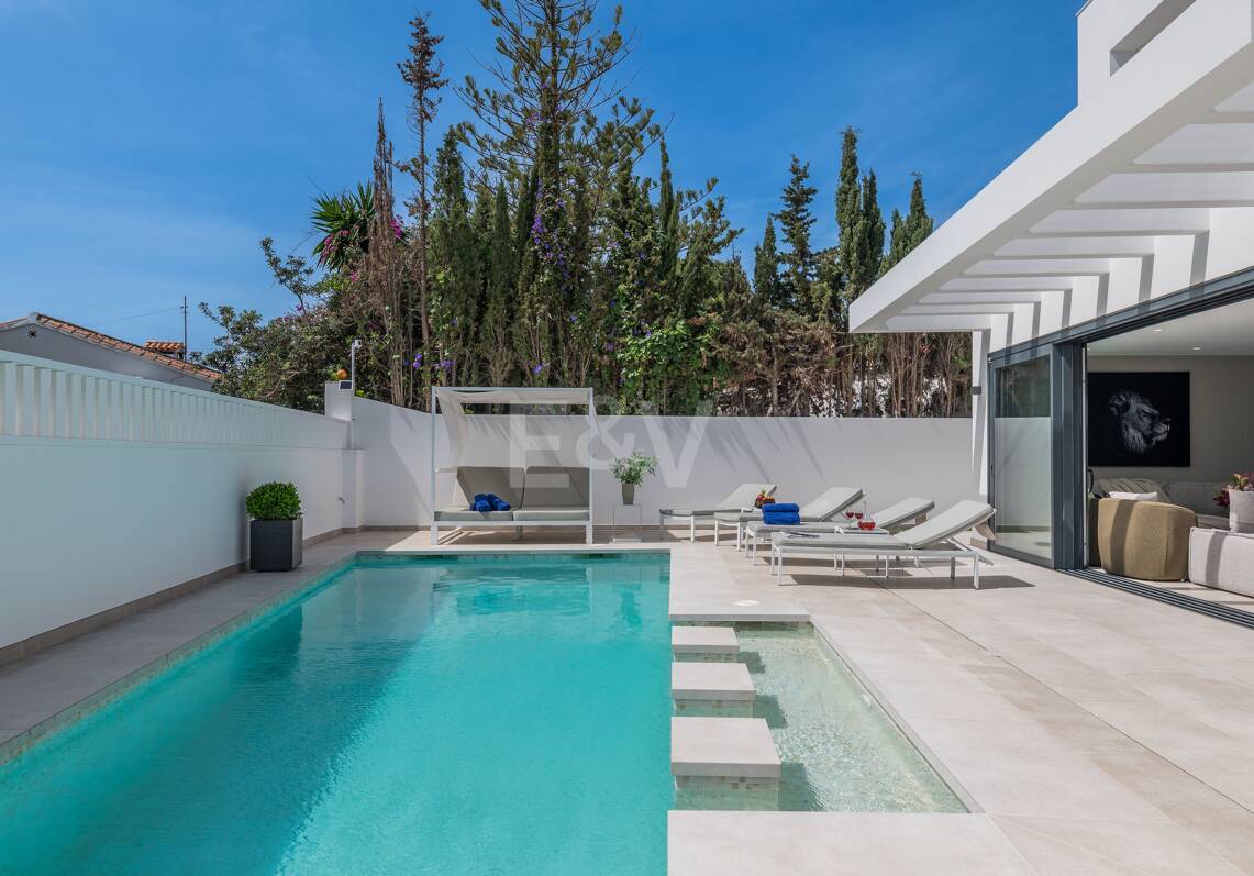 Exquisite moderne Villa in Marbesa - nur einen Steinwurf vom Strand entfernt