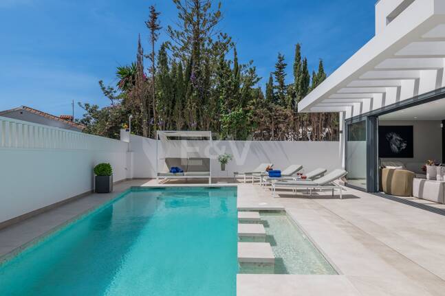 Utsökt modern villa i Marbesa - en stenkast från stranden