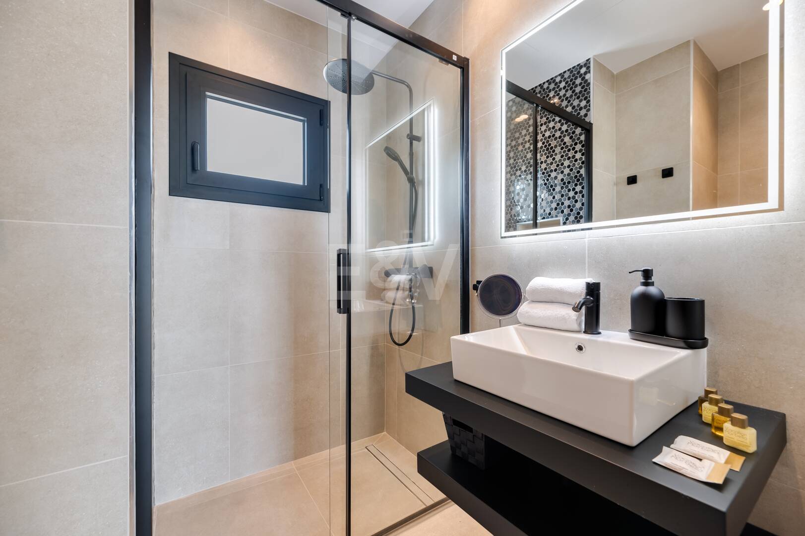 Nowoczesna willa w Marbesa - rzut kamieniami z plaży