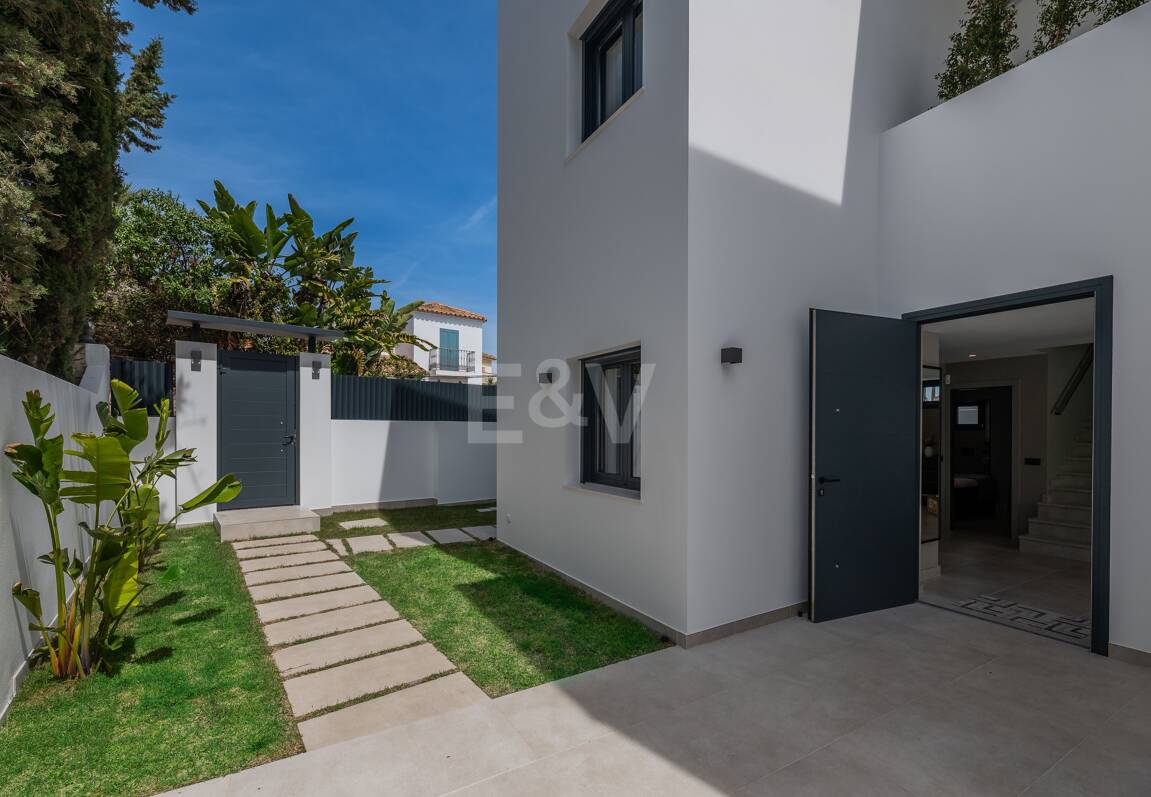 Utsökt modern villa i Marbesa - en stenkast från stranden