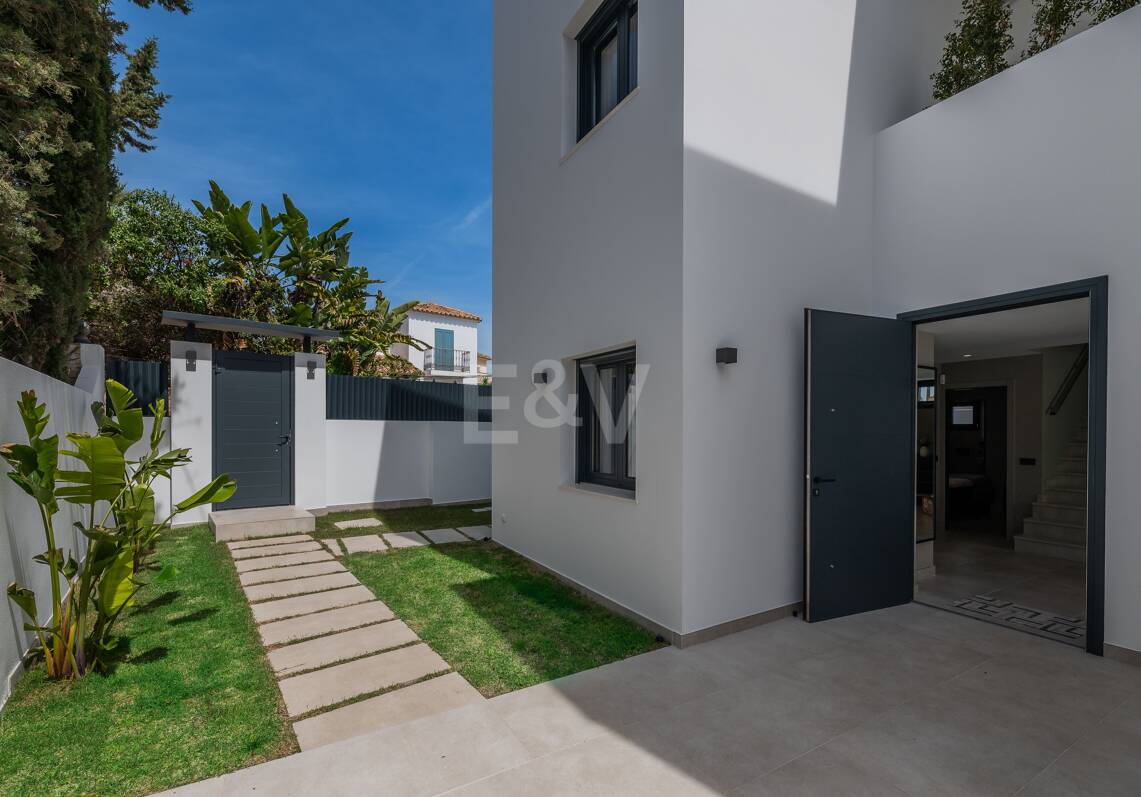 Exquisite moderne Villa in Marbesa - nur einen Steinwurf vom Strand entfernt