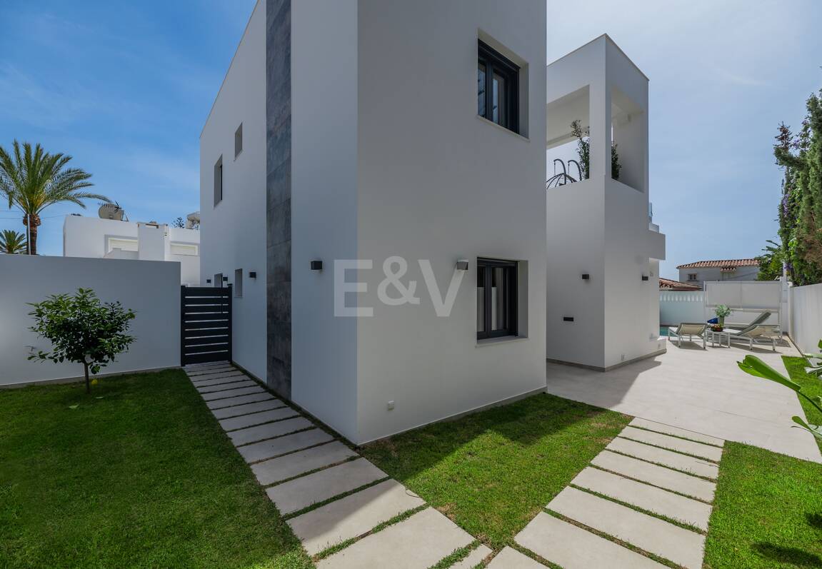 Utsökt modern villa i Marbesa - en stenkast från stranden