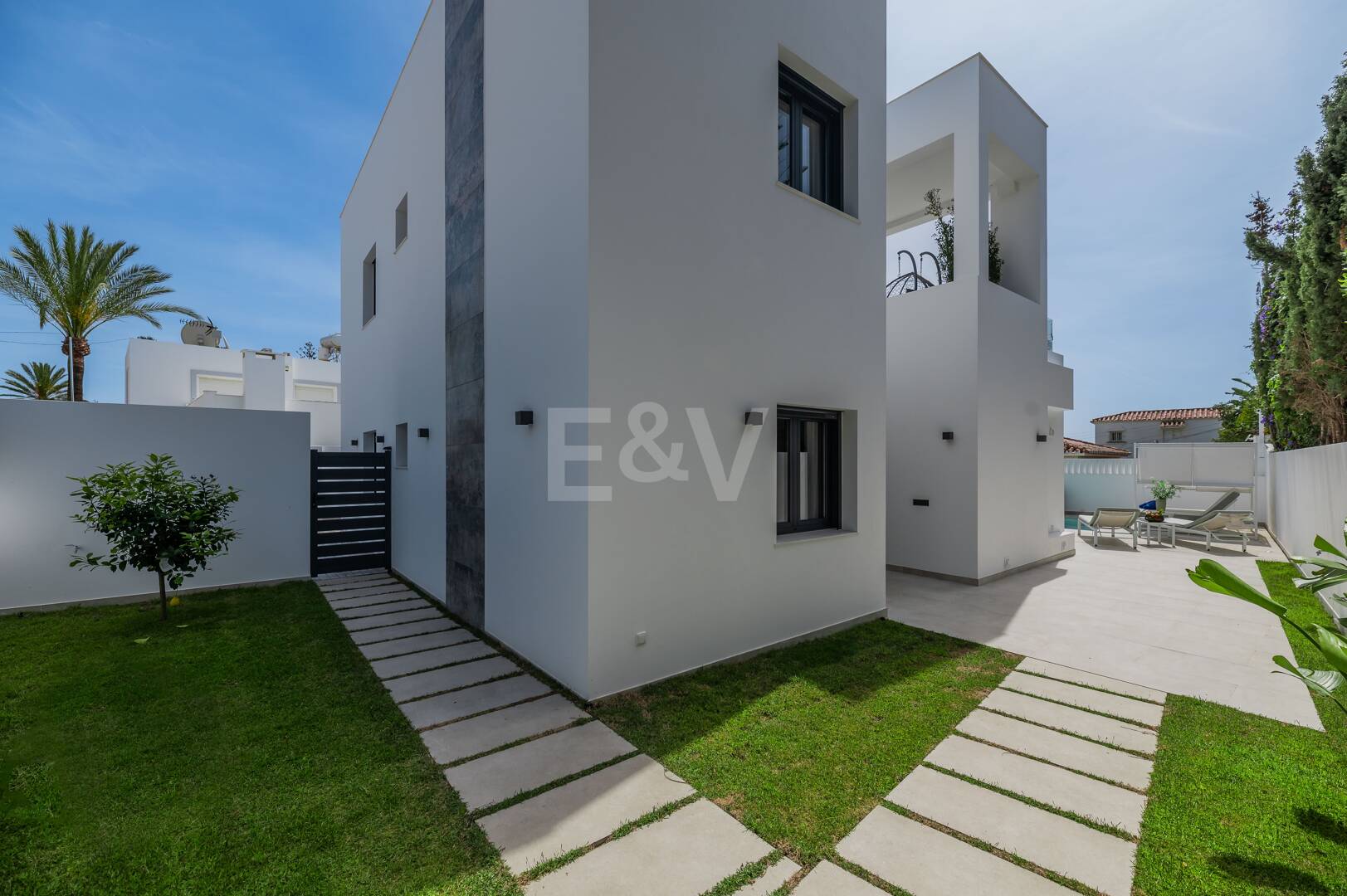 Utsökt modern villa i Marbesa - en stenkast från stranden