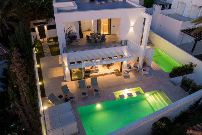 Utsökt modern villa i Marbesa - en stenkast från stranden