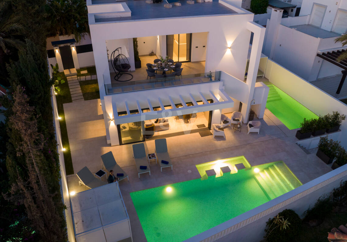 Exquisite moderne Villa in Marbesa - nur einen Steinwurf vom Strand entfernt