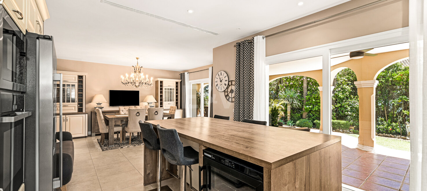 Exclusive 9-Bedroom Villa with Sea Views in El Rosario