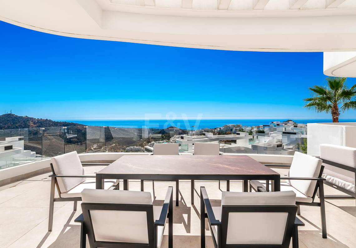 Palo Alto Apartment with Stunning Panoramic Seaviews and Spacious Terrace