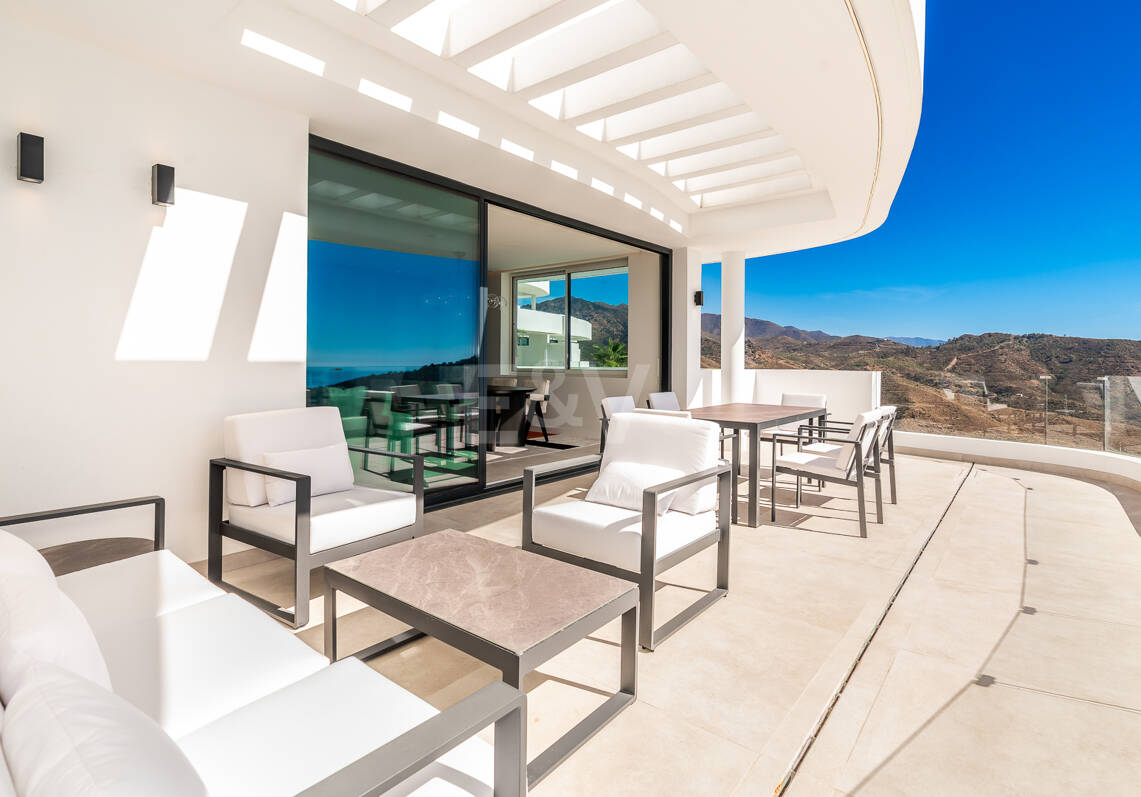 Palo Alto Apartment with Stunning Panoramic Seaviews and Spacious Terrace
