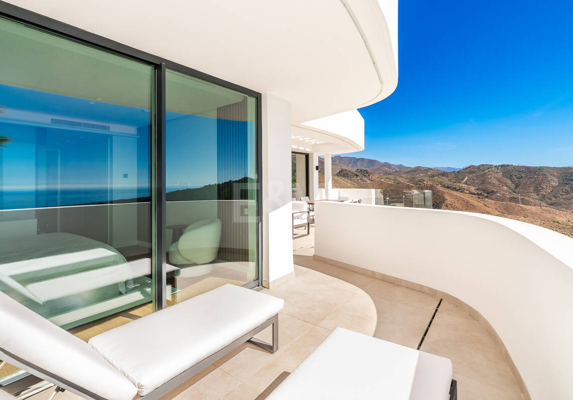 Palo Alto Apartment with Stunning Panoramic Seaviews and Spacious Terrace