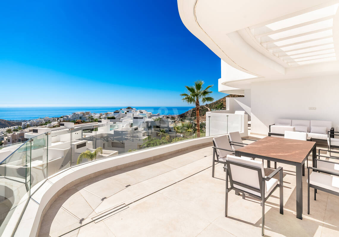 Palo Alto Apartment with Stunning Panoramic Seaviews and Spacious Terrace