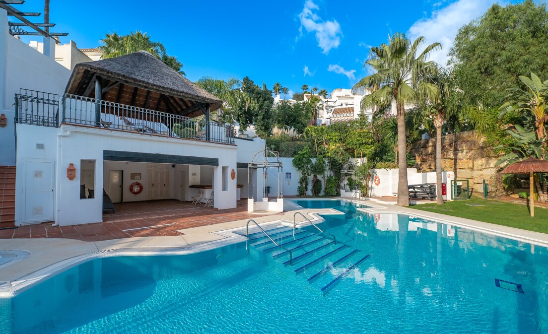 Elegante Casa Adosada de Estilo Andaluz en las Alturas de Marbella