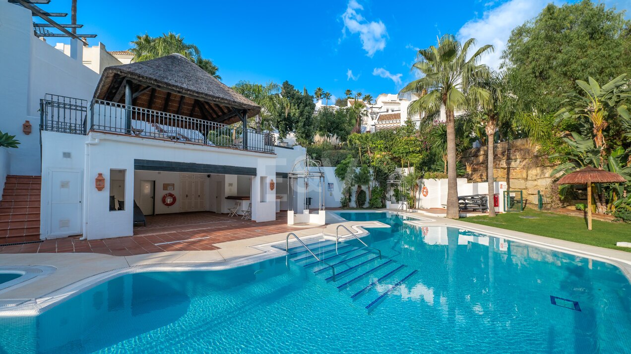 Elegancki Andaluzjański styl Townhouse Nestled nad Marbella