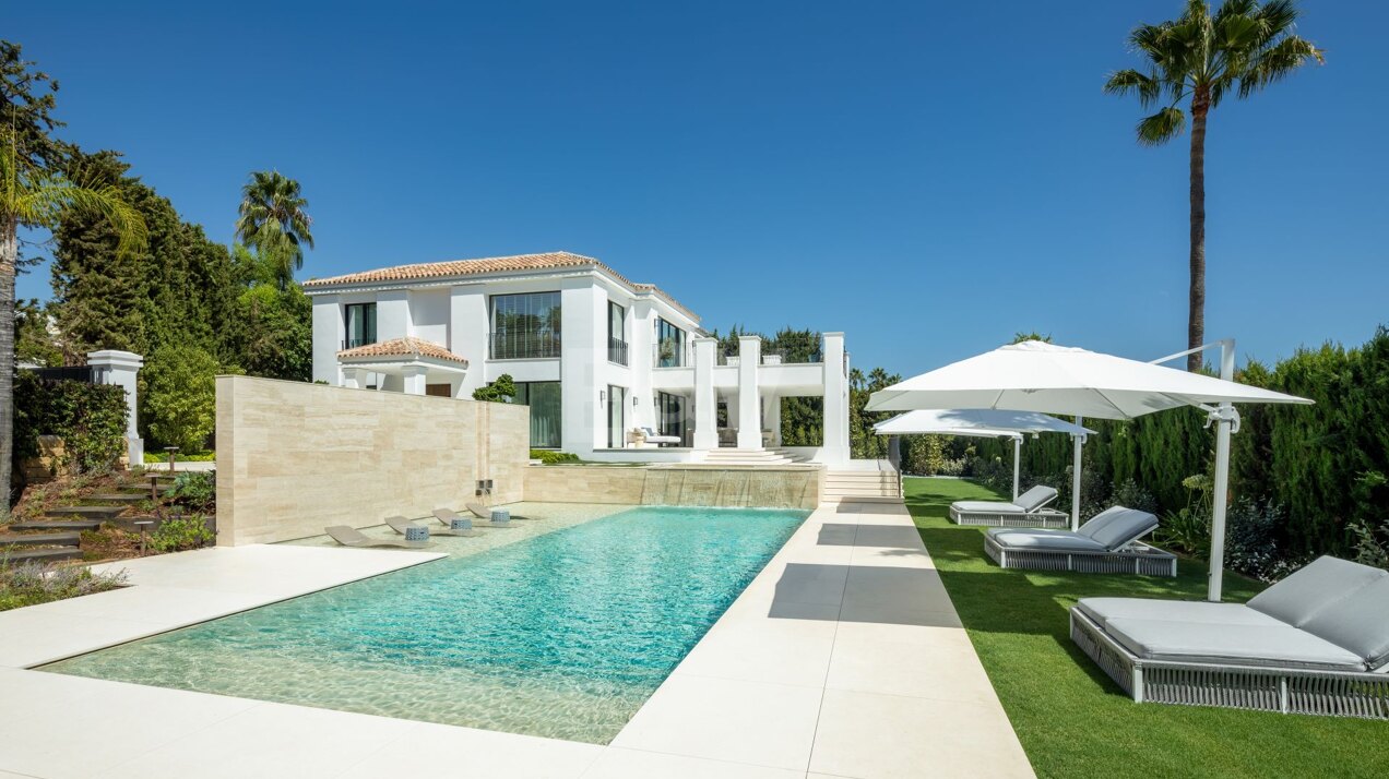 Einzigartige Luxusvilla in Sierra Blanca mit weitläufigem Außenbereich und Meerblick