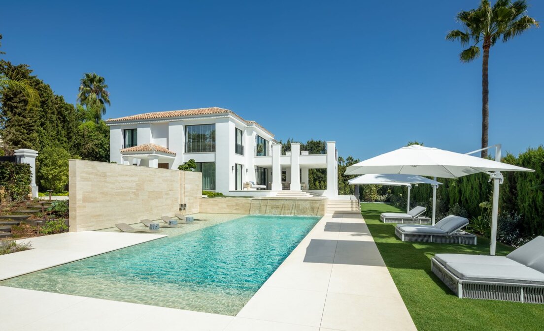 Excepcional villa de lujo en Sierra Blanca con amplia zona exterior y vistas al mar