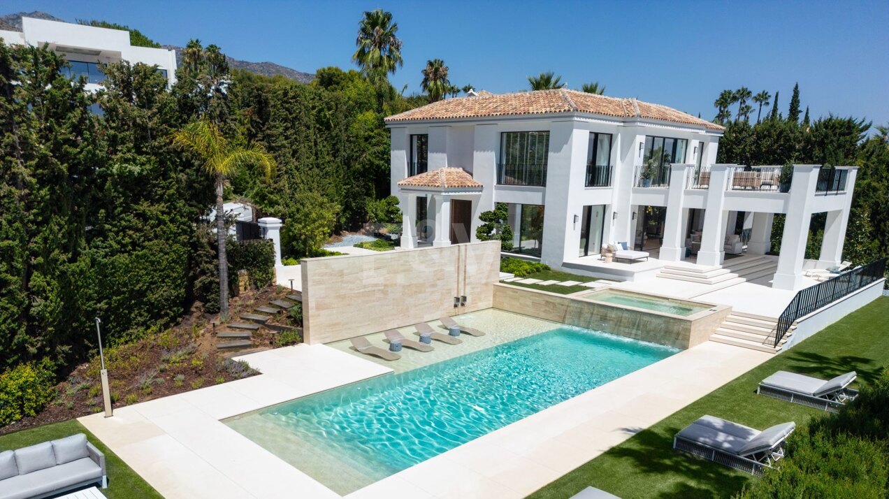 Einzigartige Luxusvilla in Sierra Blanca mit weitläufigem Außenbereich und Meerblick