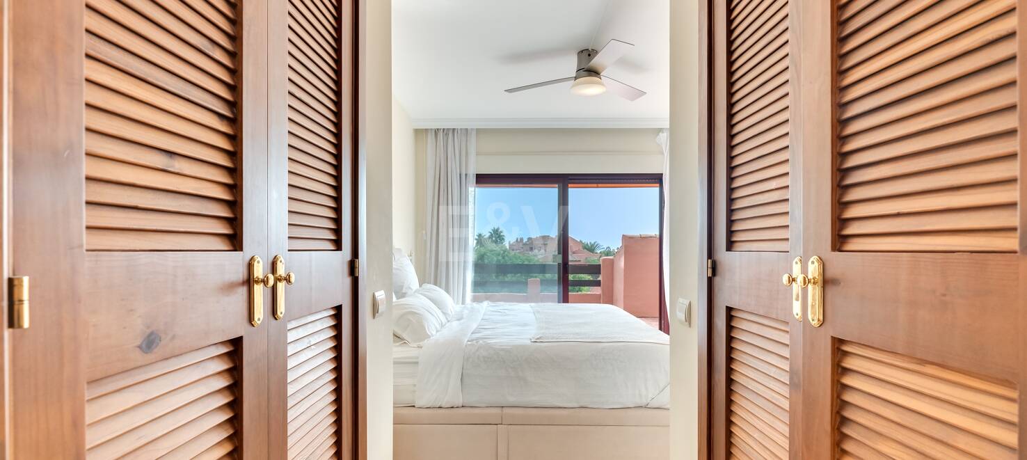 Rymlig Beachside Penthouse med Rooftop Terrace och Pool Views i Alicate Playa