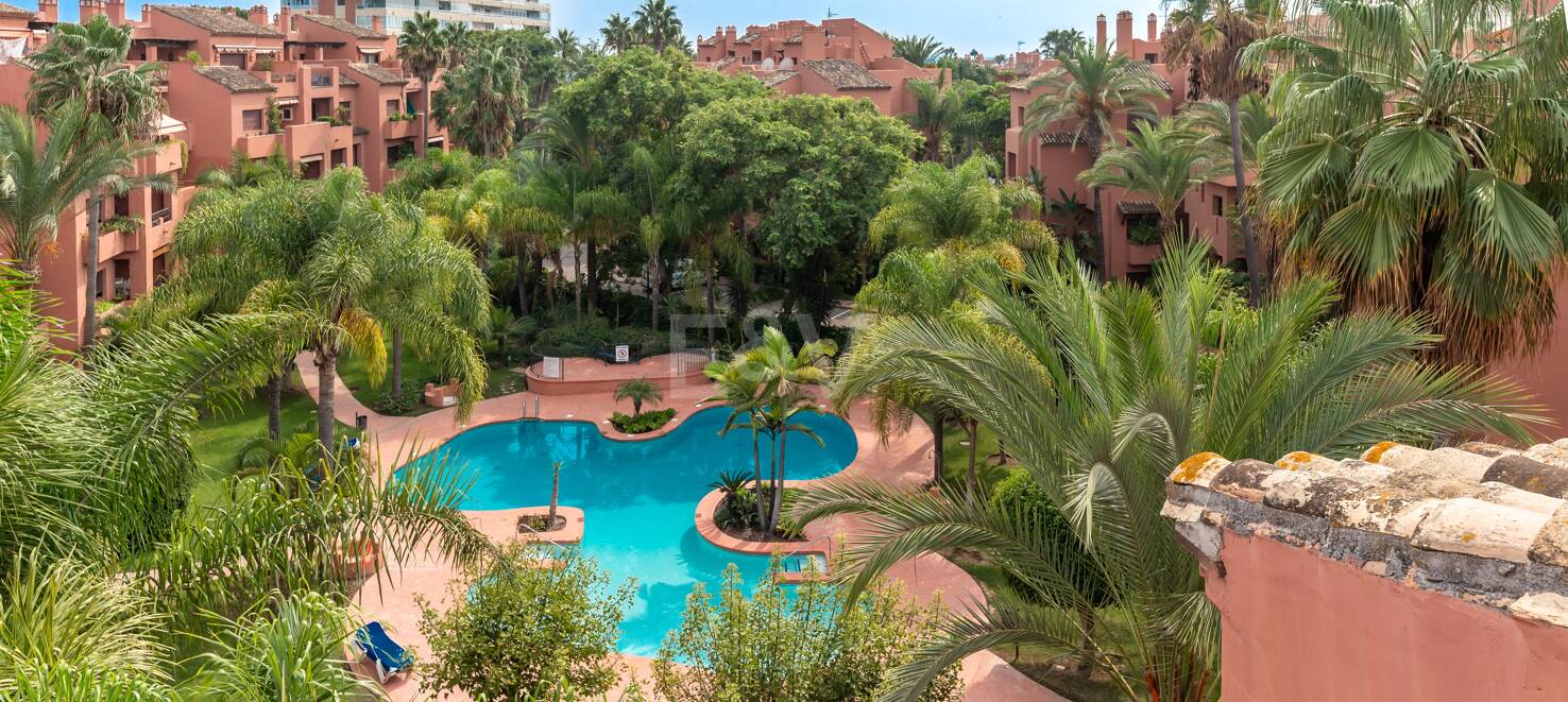 Rymlig Beachside Penthouse med Rooftop Terrace och Pool Views i Alicate Playa