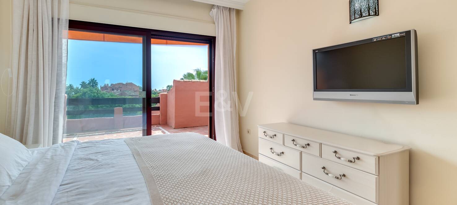 Rymlig Beachside Penthouse med Rooftop Terrace och Pool Views i Alicate Playa