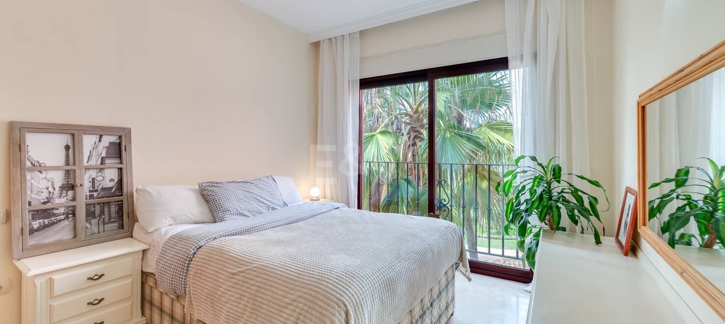 Rymlig Beachside Penthouse med Rooftop Terrace och Pool Views i Alicate Playa