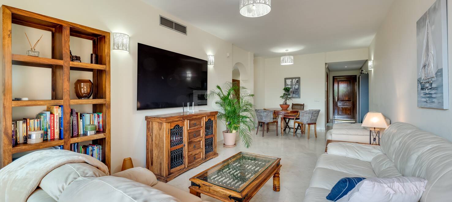 Rymlig Beachside Penthouse med Rooftop Terrace och Pool Views i Alicate Playa