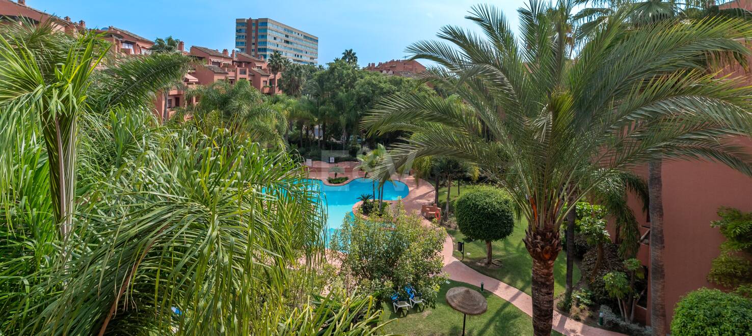 Rymlig Beachside Penthouse med Rooftop Terrace och Pool Views i Alicate Playa